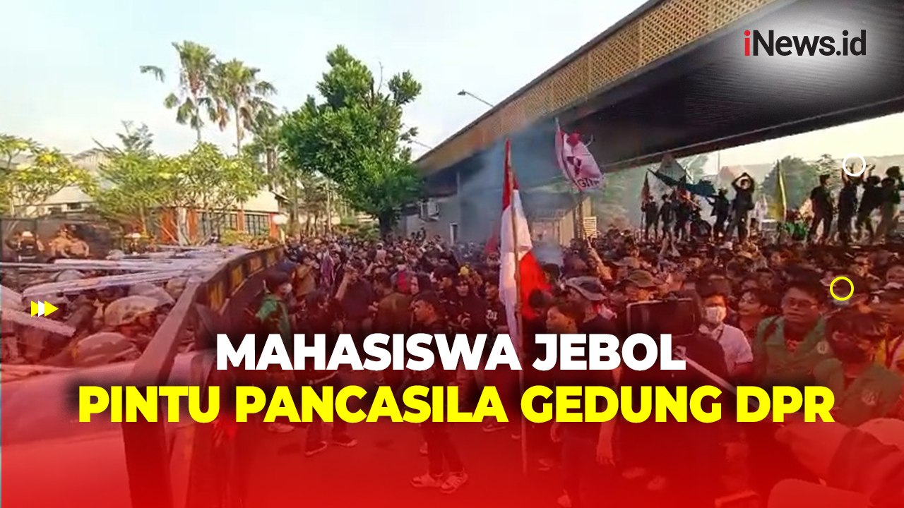 Mahasiswa Jebol Pintu Pancasila Gedung DPR