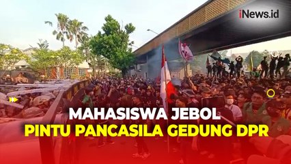 Mahasiswa Jebol Pintu Pancasila Gedung DPR