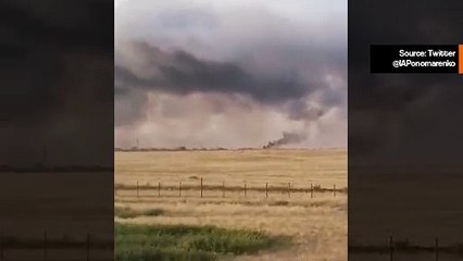動画: ロシアのマリノフカ飛行場でドローン攻撃後に爆発と大量の煙