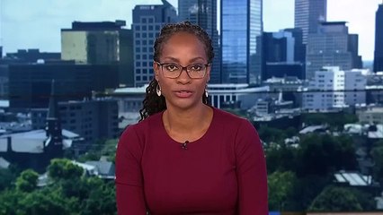 Figlia di un negoziante immobilizza un ladro con una mazza da baseball