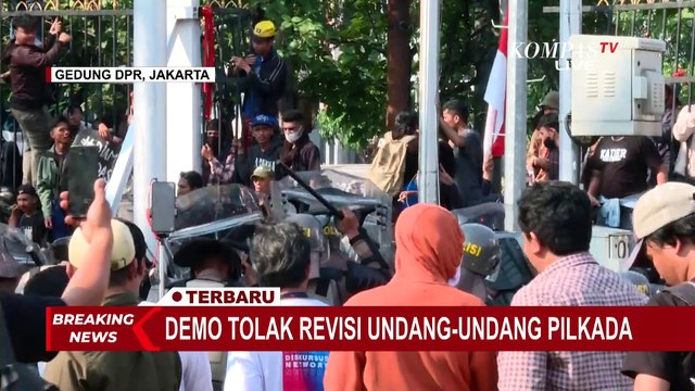 Situasi Sore Hari Aksi Unjuk Rasa Tolak RUU Pilkada di Depan Gerbang Gedung DPR