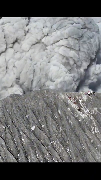 Ils grimpent sur un volcan qui entre en éruption quand ils arrivent