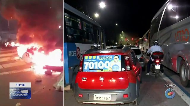 Moradores fecharam trecho da Avenida Agamenon Magalhães, no bairro de Santo Amaro