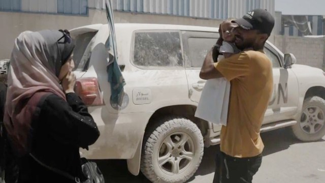 Un padre coge en brazos por primera vez a su bebé de nueve meses tras su separación por la guerra en Gaza
