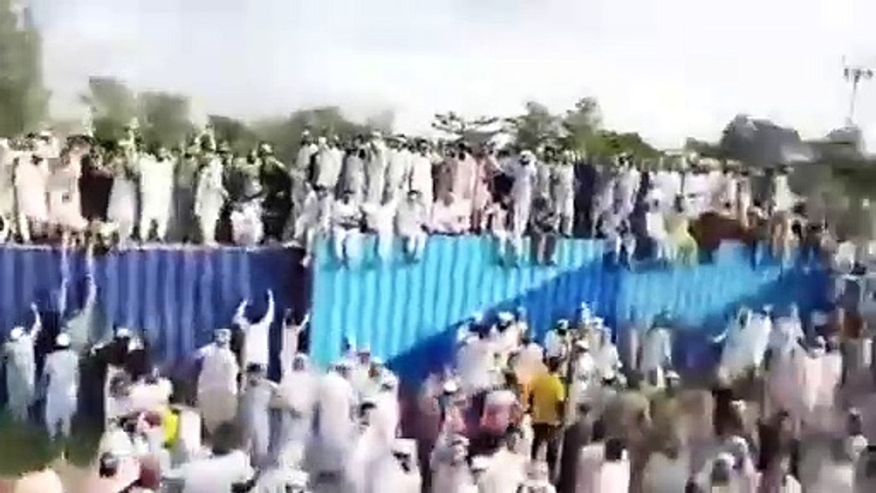 Massive crowd out the supreme Court