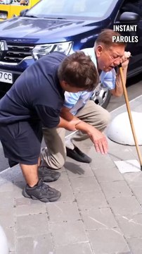 Cet homme perd son portefeuille en aidant un homme âgé puis reçoit un geste précieux du coiffeur