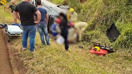 Idoso fica ferido após tombamento de Jeep Compass na PR-180 em Cascavel
