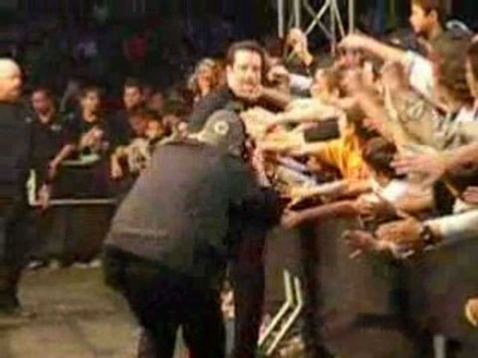 saludando a tommy dreamer