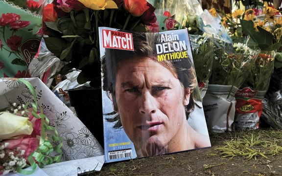 I fan di Alain Delon in arrivo da tutta la Francia per rendergli omaggio, prima dei funerali blindati