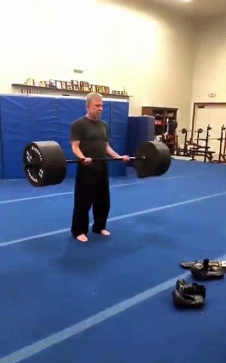 Chuck Norris si allena sollevando un bilanciere con 250 kg.