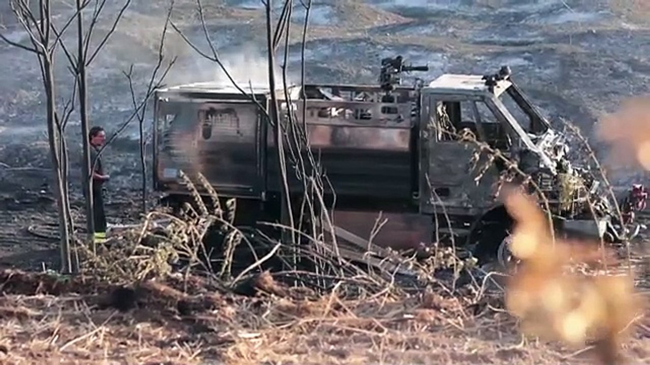 Incendio tra Cinecittà e Torre Spaccata, il racconto dei testimoni: «C'erano uomini bloccati nelle auto»