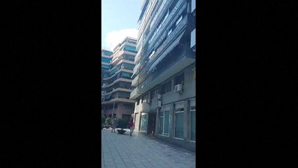 Augenzeugenvideo: Mann rettet kleines Kind vom Balkon