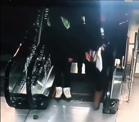Il se fait voler ses chaussures par l'escalator