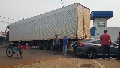 Carreta atinge Honda Civic durante conversão no bairro Parque São Paulo