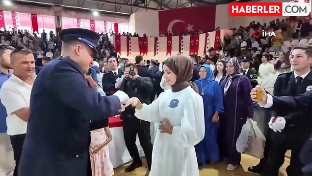 Mezun olan polis tören sonrası sevgilisine evlenme teklifi etti