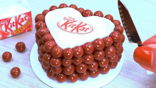 Perfect Kitkat Chocolate Heart Cake Decorating - CUTE Miniature Mini Birthday Cakes Making