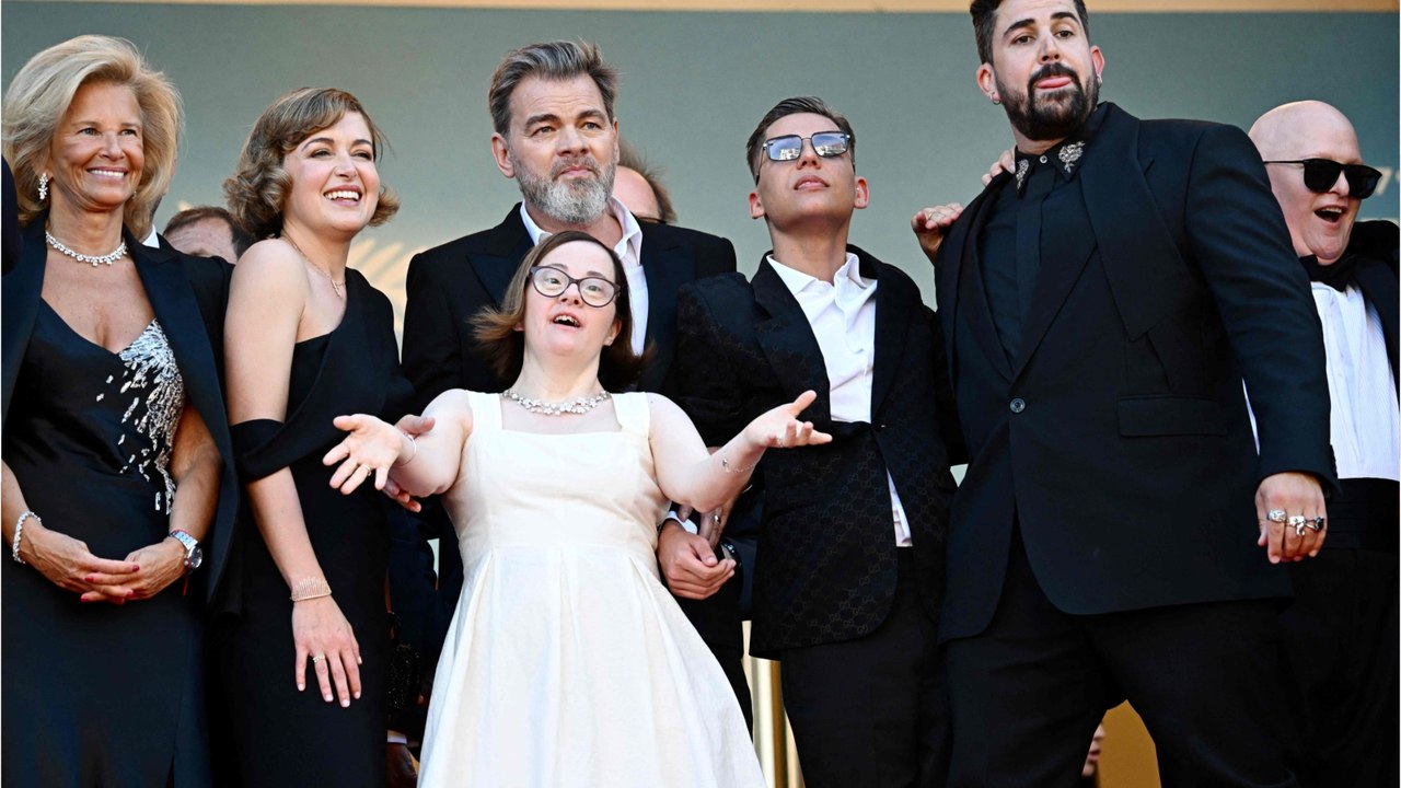 "Tu me fais coucou ?" : Pour promouvoir les Jeux paralympiques, Artus s'amuse d'un athlète paralysé du bras