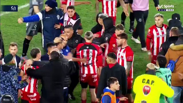 Bochornoso final entre Barracas y Gimnasia de La Plata: los jugadores terminaron a las piñas