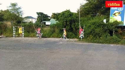 children exercising in public - बच्चे सार्वजनिक रूप से व्यायाम करते हैं - niños haciendo ejercicio en público - enfants faisant de l'exercice en public - 公共の場で運動する子供たち -  الأطفال الذين يمارسون الرياضة في الأماكن العامة -