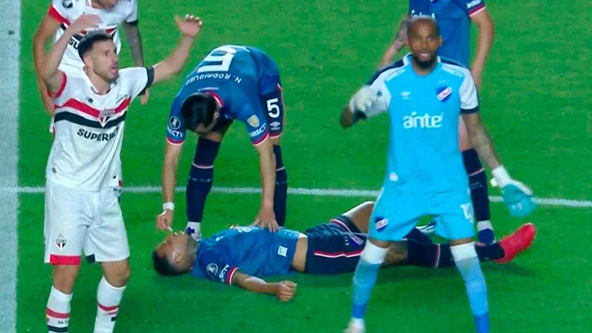 Un jugador del Nacional de Uruguay se desploma y se detiene el partido... #beINSPORTS