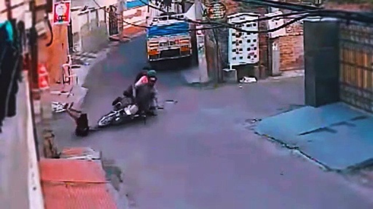 Accident CCTV Sikh Saddar Bike ............ Kid Cycle