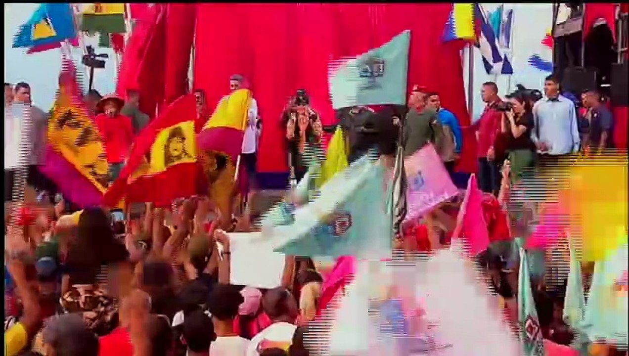 Presidente Nicolás Maduro devela estatua del Comandante Hugo Chávez en el estado La Guaira