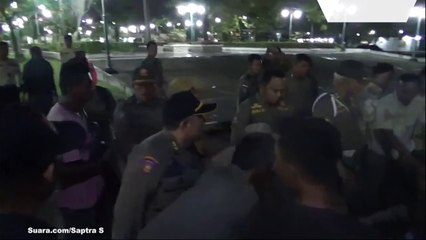 Ricuh Demo Pedagang di Masjid Raya Sumbar