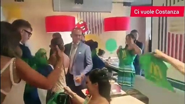 Coppia di sposi festeggia il matrimonio al McDonald's