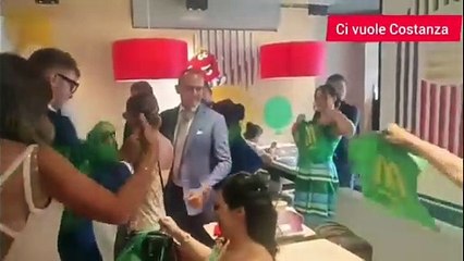 Coppia di sposi festeggia il matrimonio al McDonald's
