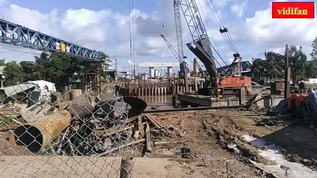 crane is digging the soil - La grúa está paleando tierra. -الرافعة تجرف التربة - क्रेन मिट्टी हटा रही है - クレーンが土をかき集めています - La grue pellete la terre