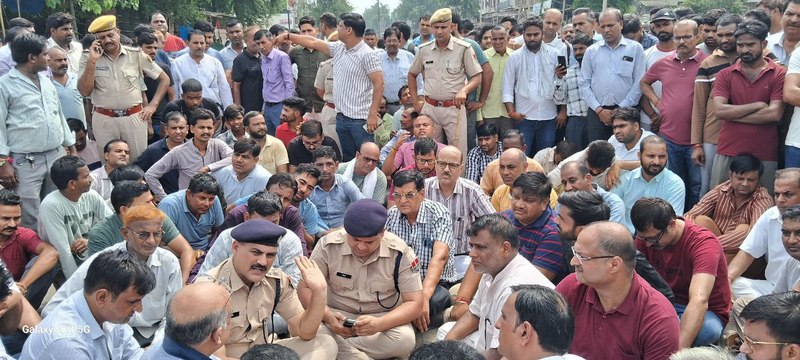 भिवाड़ी के ज्वैलर्स शोरूम में लूट और मर्डर की घटना का विरोध, व्यापारी बैठे धरने पर