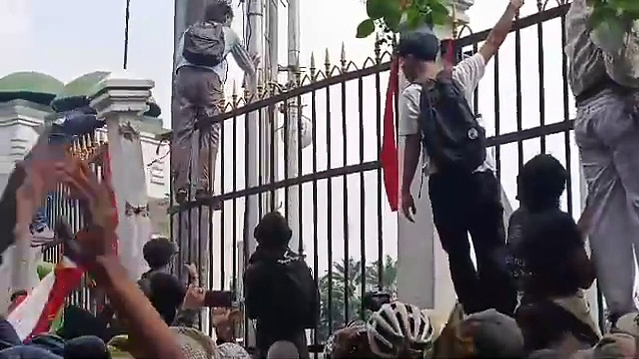 Tidak Hanya Pintu Gerbang Yang berhasil di Jebol oleh Demonsran Tetapi Pagar Gedung DPR RI pun berhasil mereka Jebol