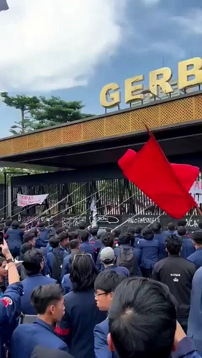 Aksi Demonsran 22 Agustus #kawalputusanmk berhasil menjebol gerbang
