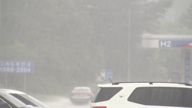 [날씨] 폭염 속 서쪽 소나기...밤낮으로 더위 기록 경신, 주말도 무더워 / YTN