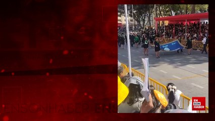 Geçit töreninde öğretmenin topuklu ayakkabılarla yaşadığı zorluk