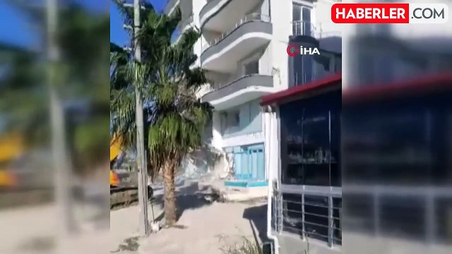 İş makinesinin darbesiyle 5 katlı bina yerle bir oldu