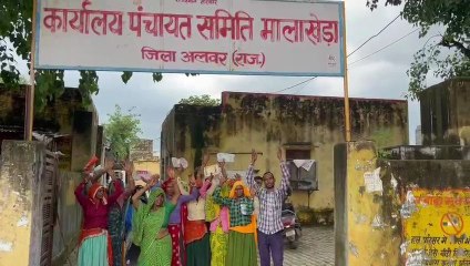 नरेगा योजना में सरपंच के परिवार को काम देने तथा जेसीबी से काम कराने का लगाया आरोप