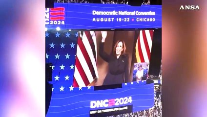 L'ingresso trionfale di Kamala Harris alla convention dem