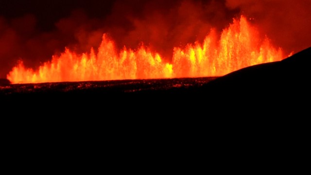 Islande : les images spectaculaires d'un volcan entré en éruption, un village évacué