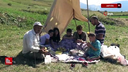 Fransız gelin 12 yıldır yaz tatilini Artvin’de eşinin köyünde geçiriyor