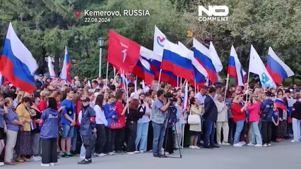 Rusya'da Bayrak Günü büyük şehirlerde geçit törenleri ile kutlandı