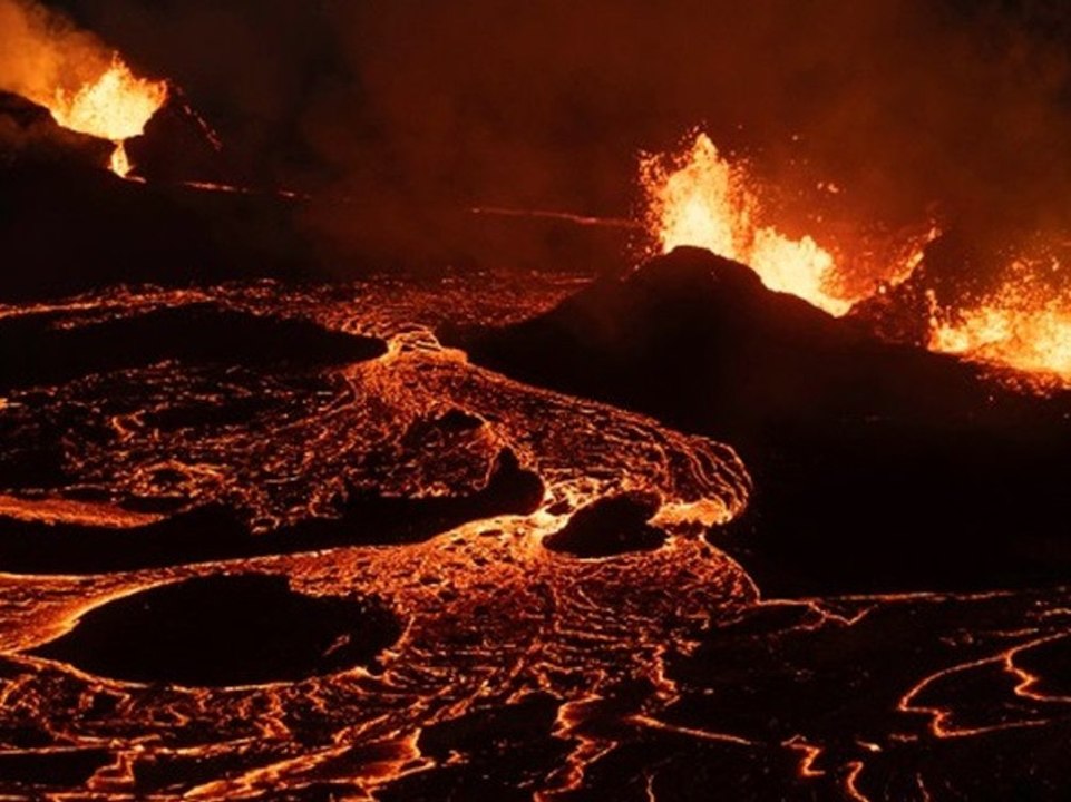 Island in alarm: vulkan spuckt wieder lava