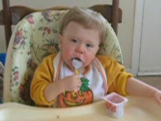 Justine (21 mois) mange son yogourt