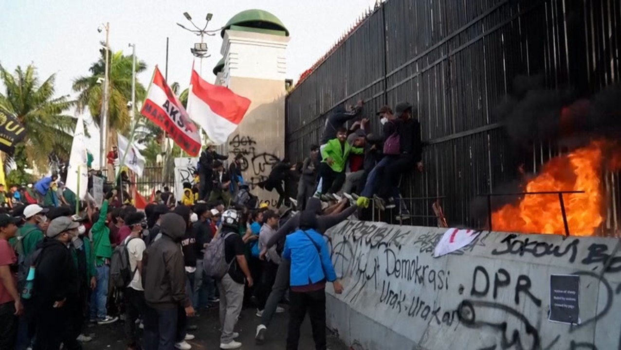Protesters tear down parliament fence over controversial electoral law