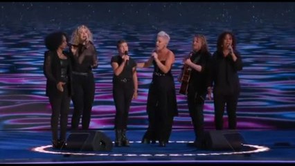 Pink canta in acustico "What About Us" per Kamala Harris