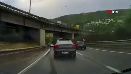 Viyadükten kopan beton parçası yola düştü