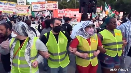 Migliaia di manifestanti pro-palestinesi marciano a Chicago
