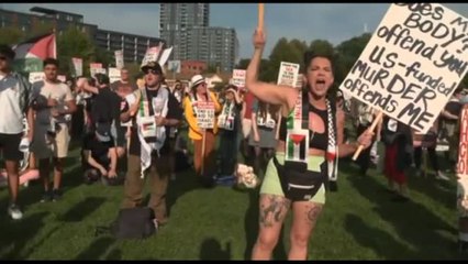 Migliaia di manifestanti pro-palestinesi marciano a Chicago