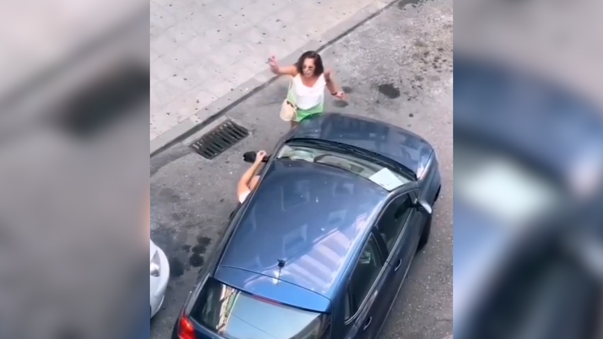 Los vecinos de Talavera de la Reina (Toledo) presenciaron una fuerte discusi�n entre dos personas en medio de la calle. Una se�ora se planta en medio de un hueco para aparcar para reserv�rselo a su hija. Un conductor llega y decide meterse a pesar de la negativa a quitarse de la mujer. La bronca est� servida. Insultos, intento de atropello, vecinos que graban la escena... Con estos ingredientes era imposible que el v�deo no se hiciera viral. Cabe recordar que reservar el sitio de aparcamiento es ilegal.