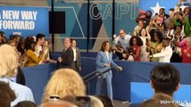 Kamala Harris sceglie un tailleur blu mezzanotte, molto executive